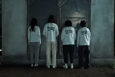 <경주기행> 아줌마 스릴러, 한풀이 시네마, 가족 관계 속 복잡한 감정들이 뒤엉킨 드라마 뿐만 아니라 장르적 즐길거리가 내내 몰아침. 그리고 이정은 배우 연기 향후 20년 동안 회자될거 같은 열연임. 송강호 영역에 이정은이 진출함. 봉준호 <괴물>, 박찬욱<복수는 나의것> 생각나는 장면있었음
