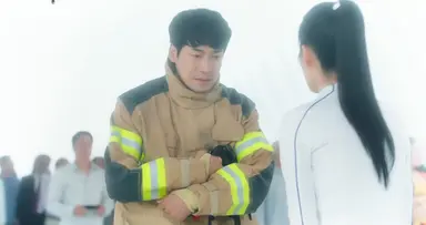 천국보다 아름다운 천국가는 길에 게이트 있는 연출 미쳤나봐.. 20년을 함께한 강아지 메모리얼 스톤, 돈 없어서 아이들을 보육원에 보낸 어머니가 열심히 일해 모았던 전해주지 못한 돈, 화재현장에서 어린아이에게 건네 준 산소 마스크. 이승의 모든 물건들을 내려놓아야 하는데 놓지 못하고 있어ㅠ