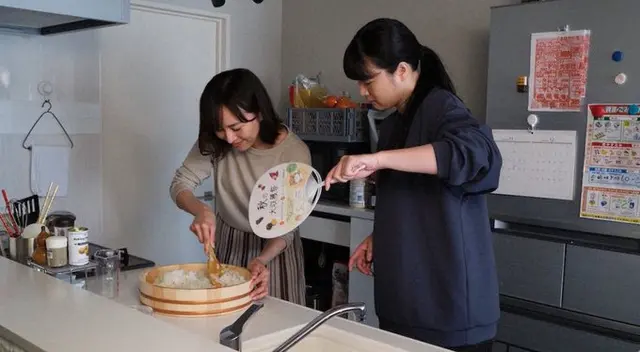 나도 <만들고 싶은 여자와 먹고 싶은 여자>처럼 살고 싶다. 잔잔한 일상 속에서 함께 요리하고 나눠먹고 다음엔 뭐 먹을지 의논하고 장보러 가고. 플리즈,,,