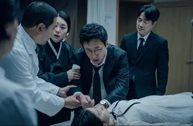[영화의 재미는 설정이 반이다] #2

한국영화 : 사흘

나 의사 박신양 
내 딸이 이민기한테 구마하다 죽었는데 
장례 치르는 사흘동안 살아남(?)