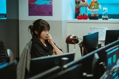 괴기열차
광림 역에서 일어나는 괴기스러운 이야기를 모은 옴니버스식 영화. 점프 스케어가 난무하는 영화가 아니라 스토리와 연출로 공포감을 조성한 것과 옴니버스 세계관이 하나로 이어져 있는 것이 좋았다. 다만 여성을 주제로 한 스토리가 성형과 외모로 국한되어 있는 게 아쉽다.