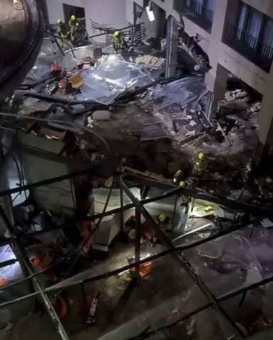 아바타 물의 길. 보는 내내 며칠전에 접한 독일 호텔 초대형 원형수조 붕괴사건이 머리를 맴돌았다 이 정도로 가상의 아름다운 수중환경을 실감나게 만들 수 있는데 인류는 너무 많은 패악을 부리며 현실의 바다를 가두는 데 집착하고 있는 거 아닐까... 이제 CG아쿠아리움도 충분히 가능할 거 같은데