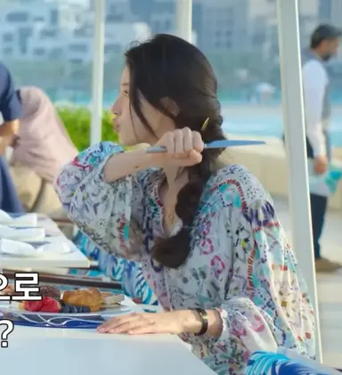 다이루어질지니. 수지가 영원히 소원은 안 빌면서.
자꾸 연장 들고 지니 쳐버릴라고 하는 싸패로 나오는데 어떻게 안 재밌겠음