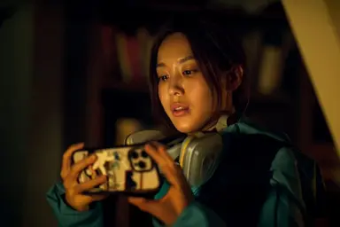귀신 부르는 앱: 영
귀신을 보는 앱이라는 소재는 좋았는데 에피소드들이 앱과는 거의 관련이 없어서 아쉬웠고 옴니버스 형식을 사용하지만 각 에피소드들이 연결되지 않는 것도 아쉬웠다. 공포의 수위도 그다지 높지 않았다. 모르는 앱이 지워도 지워도 핸드폰에 계속 깔리는 게 더 무서울 듯.