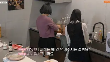 내새끼의 연애2 윤후 둘 중 누구에게 고기 먹여줄지 고민하다가 걍 고기접시들고 냅다 거실가는거 왤케웃기지ㅠ
시우 유빈 : 저희는 왜 안먹여주시는걸까요? 하는와중
재혁 : 앙
윤후 : 제가 생각하고 고안해 낸 아주 현명한 방법이었던 것 같습니다
이러는거 ㄴㅁ웃긴데ㅠ 윤후 웃수저네,,,,,,,