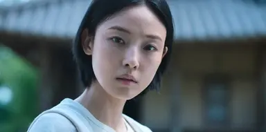 기리고 전소니 잘 다니던 대기업 퇴사하고 무당 됐고 이름도 개명했는데 바꾼 이름이 햇살이고 인간의 몸으로 감당할 수 없는 힘이 깃든 무당이라 집 안에만 매여있는 설정인 거 진짜 제발 저요