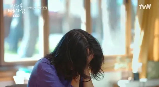김태리의 물러서지않는 눈빛을 사랑한다 그런데 사랑하면서도 꽤나 타고난 것일거라고 은연중 생각했나보다 방과후 태리쌤 보면서 저건 존나 난데, 나잖아 했다 물러서지않기위해 스스로에게 중얼거리고 머리를 쥐어뜯고 압박감에 울기도 하고 하지만 다시 심호흡을 해보는
