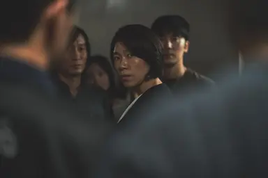 초중반부 답답해도 84제곱미터 재밌었는데 후반부 살짝 아쉬워요. 메세지를 담으려는 극적인 노력에 그랬겠지만.... 그래도 엔딩은 만족스러웠답니다
또한 긴장감 돋우는 연출이 너무 좋았어요.
그리고 꼭 말해야하는 건 배우 연기 레전드라고 생각합니다