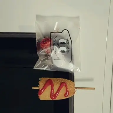 뉴토피아
청불 좀비물 답게 상당히 고어하고 잔인하다.
좀비탈을쓴 코믹물1화는빌드업이고 2화가 찐이다
"좀비라니 자영업자 죽으라는거지.옆에 김철헤어 생기더니" 이런개그쳐함 글구 박정민,김준한, 이학주 같은 연기파 배우들이 대놓고 코믹을하는게 너무재밌다 아 왜 주1회야 감다뒤