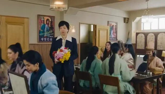 정년아 그거 알아?
넌 나한테 꿈이고, 그리움이고 하나뿐인 왕자님이었어
이제 모두의 왕자님이 될 널 응원할게
_주란이가

시팔 정년주란은 진짜라고 내가말했잖아
공연전에 주란이가 정년이에게 편지와 꽃다발 전해주고감....