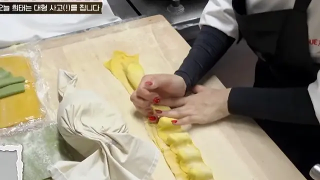 언더커버 셰프 보면서 신기한 게

우리나라는 보통 요식업에서 일한다고 하면
네일아트 안하고 손톱은 짧게 자르잖아 

근데 해외는 좀 다른가봐
손톱도 길고 네일아트도 되어있어
