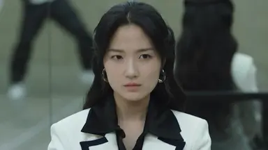 오인간 2화 보다가 이 부분 개터짐ㅋㅋㅋㅋ
은호가 심심해서 남돌 그룹 하나 만들었는데 그룹 이름이 “폭스 나인”ㅋㅋㅋ 그 와중에 폭스 나인 아니고 “에프, 오, 엑스, 나인” 이라고 정정한 것도 웃긴데 때려친 이유도 웃김 : 1위 시켜줬더니 기고만장해진게 꼴보기 싫어서