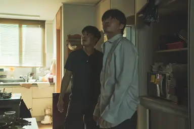 초중반부 답답해도 84제곱미터 재밌었는데 후반부 살짝 아쉬워요. 메세지를 담으려는 극적인 노력에 그랬겠지만.... 그래도 엔딩은 만족스러웠답니다 

또한 긴장감 돋우는 연출이 너무 좋았어요. 
그리고 꼭 말해야하는 건 배우 연기 레전드라고 생각합니다