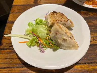 어제 넷플릭스에 공개된 미친맛집 2화
아오야마본점에 저녁먹으러 다녀옴
가격이 좀 비싸네 라고 생각했는데
모든 메뉴들이 거의 2인분씩 나옴