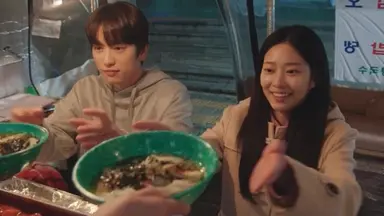 <샤이닝> 1-2화 후기
드라마 내내 영상화보집 보는 것 같이 너무 예쁨
박진영x김민주 둘의 시너지가 ㅈㅉ 좋고 편안함
태서은아 서사를 사계절에 녹여서 매끄럽게 보여줌
잔잔하지만 몽글몽글하고 냉하고 따뜻하고 청량하고 알차게 다 보여주면서도 전개가 빠르고 깔끔함
그리고 오에스티 너무 좋음..