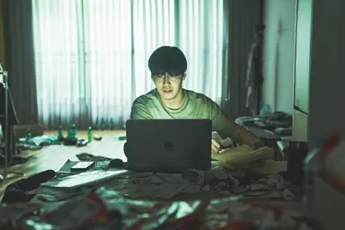 초중반부 답답해도 84제곱미터 재밌었는데 후반부 살짝 아쉬워요. 메세지를 담으려는 극적인 노력에 그랬겠지만.... 그래도 엔딩은 만족스러웠답니다 

또한 긴장감 돋우는 연출이 너무 좋았어요. 
그리고 꼭 말해야하는 건 배우 연기 레전드라고 생각합니다
