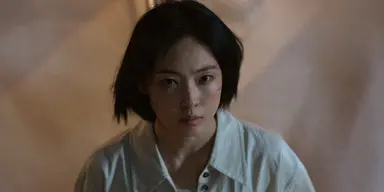 기리고 전소니 잘 다니던 대기업 퇴사하고 무당 됐고 이름도 개명했는데 바꾼 이름이 햇살이고 인간의 몸으로 감당할 수 없는 힘이 깃든 무당이라 집 안에만 매여있는 설정인 거 진짜 제발 저요