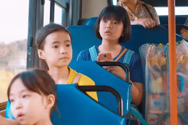 윤가은 감독의 영화 <콩나물>, <우리들>, <우리집>, <세계의 주인>을 거치며 주인공 아이들이 나이를 들기도 하지만
각각 사회의 폭력을 마주하기 전, 처음 마주했을 때, 그로부터 도망칠 때, 마주하고 난 후의 이야기라서 좋다...
다음 영화에서는 무슨 이야기를 할지 벌써 궁금해