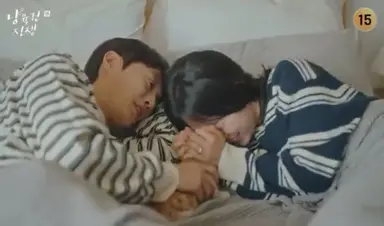 냥육권전쟁(단막)
넘귀여웠쓴. 단만극이라는 짧은시간적 제한에서
서사나 캐릭터를 설명할 시간이 부족한데
두준슬기라는 케미가 이걸꽉꽉 채워준다
1회성이기엔 너무 아쉽고 뭐 이런 맞춤형 단막극커플이 다있지? 재밌었쓴