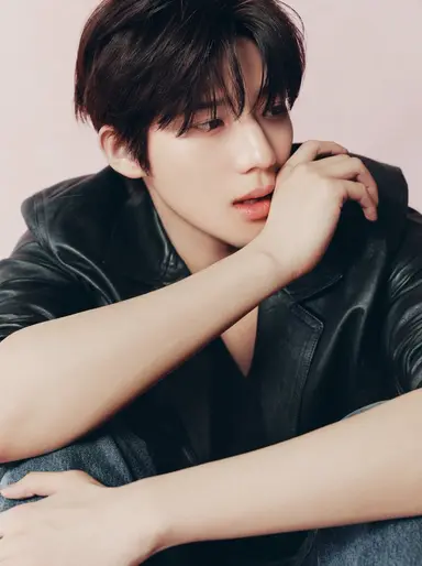 ‘파반느’ 문상민 “변요한과 키스, 내 인생 가장 진했다”

첫 키스신은 아니지만 가장 진했다..
변요한 형이 용기내주셔서 한큐에 끝냈다..
키스신 후 어색해진 건 내가 형 눈을 잘 못 보고 피해서다
그랬더니 형이 와서 "상민아, 네가 이러면 형도 어색해져"하셨다

하 이게 무슨 말이지ㅋㅋㅋㅋ