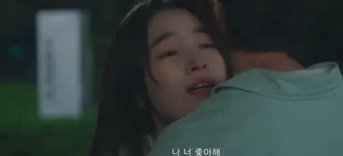 경도를 기다리며
이게 지금 1화 안에 모두 일어난 일이라고요,,?
서로를 향해 달려와 좋아해 하던 둘이
이혼기사를 쓰라고 하는 전여친과
잔인하다고 하는 전남친이라고요 ,,?