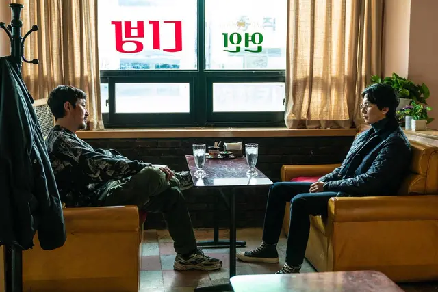 브로큰 화면 구성이나 연출 방식을 보면
역동적인 조폭 하정우 vs 정적인 작가 김남길
구도로 두 사람이 대비되게 구성한 것 같은데
김남길 분량을 대폭 편집하고 하정우 서사 중심으로 수정하면서 긴장감과 몰입감이 사라진 것 같음
본래 의도대로 두드러지게 상반된 진행이었으면 훨씬 재밌었을듯..