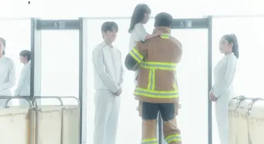 천국보다 아름다운 천국가는 길에 게이트 있는 연출 미쳤나봐.. 20년을 함께한 강아지 메모리얼 스톤, 돈 없어서 아이들을 보육원에 보낸 어머니가 열심히 일해 모았던 전해주지 못한 돈, 화재현장에서 어린아이에게 건네 준 산소 마스크. 이승의 모든 물건들을 내려놓아야 하는데 놓지 못하고 있어ㅠ