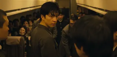 굿뉴스 골때리고 재밌다 
연출이나 편집 미술 여러모로 감각적이고 변성현 감독 특유의 스타일리시함이 느껴짐 그리고 영화 내내 뺑이치는 서고명 중위 느낌 너무 좋으시다 실화 바탕이라니 역시 현실은 영화보다 더 영화같구나 . .