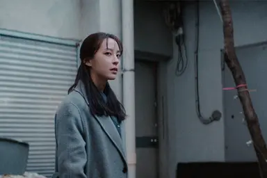 ⧼ 넌센스 ⧽ 봤다 조명 쫙 깔아놓고 분위기만 잡는다고 다 되는게 아니죠 불 좀 키고 살아. 심리 스릴러라는 말로 포장하고 있지만 전혀 어떤 부분에서도 느끼지 못함 딱 하나 좋았던 건 유나 역의 오아연 배우 그 텅 빈 것 같은 눈빛 연기가 가장 기억에 남는다