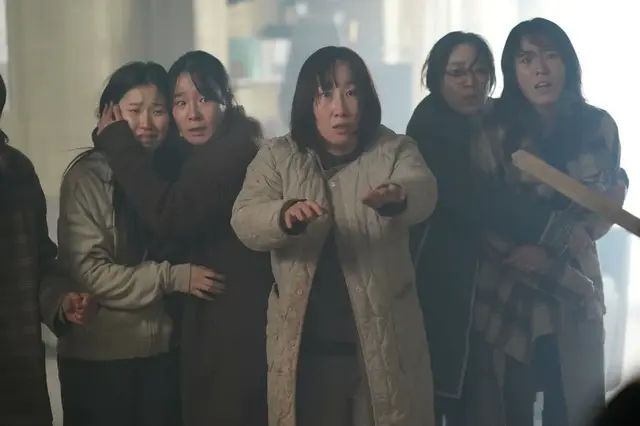 매드맥스 탈주에 이어
망해버린 세상의 여자들의 연대를
콘크리트 마켓이 또 떠먹여주네
좋아서 견딜 수가 없다.....
