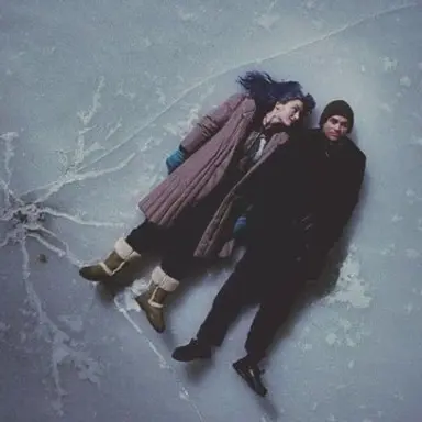 3. 이터널 선샤인 (Eternal Sunshine of the Spotless Mind, 2004) – 색의 온도와 질감을 활용한 감성적인 미장센이 돋보이며, 따뜻한 색조와 차가운 색조의 대비가 인상적.