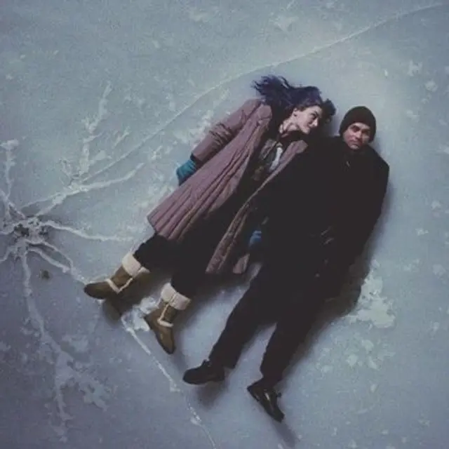 3. 이터널 선샤인 (Eternal Sunshine of the Spotless Mind, 2004) – 색의 온도와 질감을 활용한 감성적인 미장센이 돋보이며, 따뜻한 색조와 차가운 색조의 대비가 인상적.