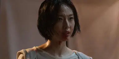 기리고 전소니 잘 다니던 대기업 퇴사하고 무당 됐고 이름도 개명했는데 바꾼 이름이 햇살이고 인간의 몸으로 감당할 수 없는 힘이 깃든 무당이라 집 안에만 매여있는 설정인 거 진짜 제발 저요