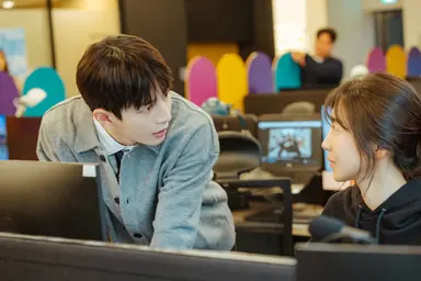 괴기열차
광림 역에서 일어나는 괴기스러운 이야기를 모은 옴니버스식 영화. 점프 스케어가 난무하는 영화가 아니라 스토리와 연출로 공포감을 조성한 것과 옴니버스 세계관이 하나로 이어져 있는 것이 좋았다. 다만 여성을 주제로 한 스토리가 성형과 외모로 국한되어 있는 게 아쉽다.
