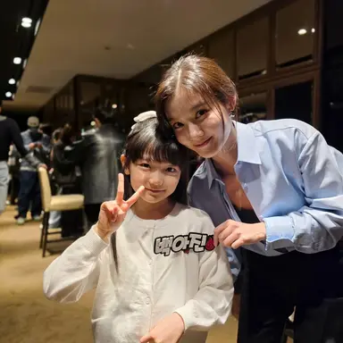 미친 제발 이것 좀 봐줘...
친애하는X 에서 어린 아진이 장면들이 쎄다보니 유정이가 촬영전부터 감독님께 꼭 개인상담사 붙여주라고 말씀 드렸고 첫촬영때도 걱정되서 직접 촬영장까지 왔었대... 아무래도 자기가 아역출신이고 유정이때는 환경이 더 열악했다보니 아역배우 생각해주는거 너무감동임ㅜ