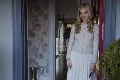 <하우스 메이드> 후기

 수상할 정도로 잘생기고 이쁜 인물들만 나오는 고자극 스릴러 영화. ‘하녀’, ’가정부‘라는 소재를 뻔하게 쓰지않고 나름대로 재미있게 풀어썼다. 아만다 사이프리드 오랜만에 봐서 좋았고 여자들이 주인공인 스릴러 영화가 땡기신다면.