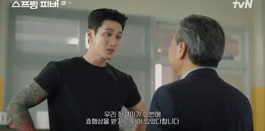 근데 차라리 스프링피버 남주 본체 이런 역할이 백만번 잘어울리는거 같음.. 등장부터 요란하고 개쌔고 한겨울에 반팔입고 다니는 뭐 그런 ㅠ ㅠ 
└  난 이사람이 아직도 병약한 문서하 했다는게 충격임