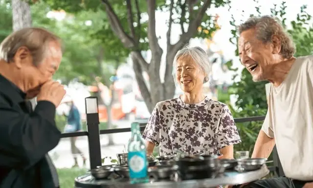 [사람과 고기] 보았습니다. 고깃집에서 무전취식하고 달아나는 노인네 삼총사 이야기입니다. 장용의 첫 주연작이라고.