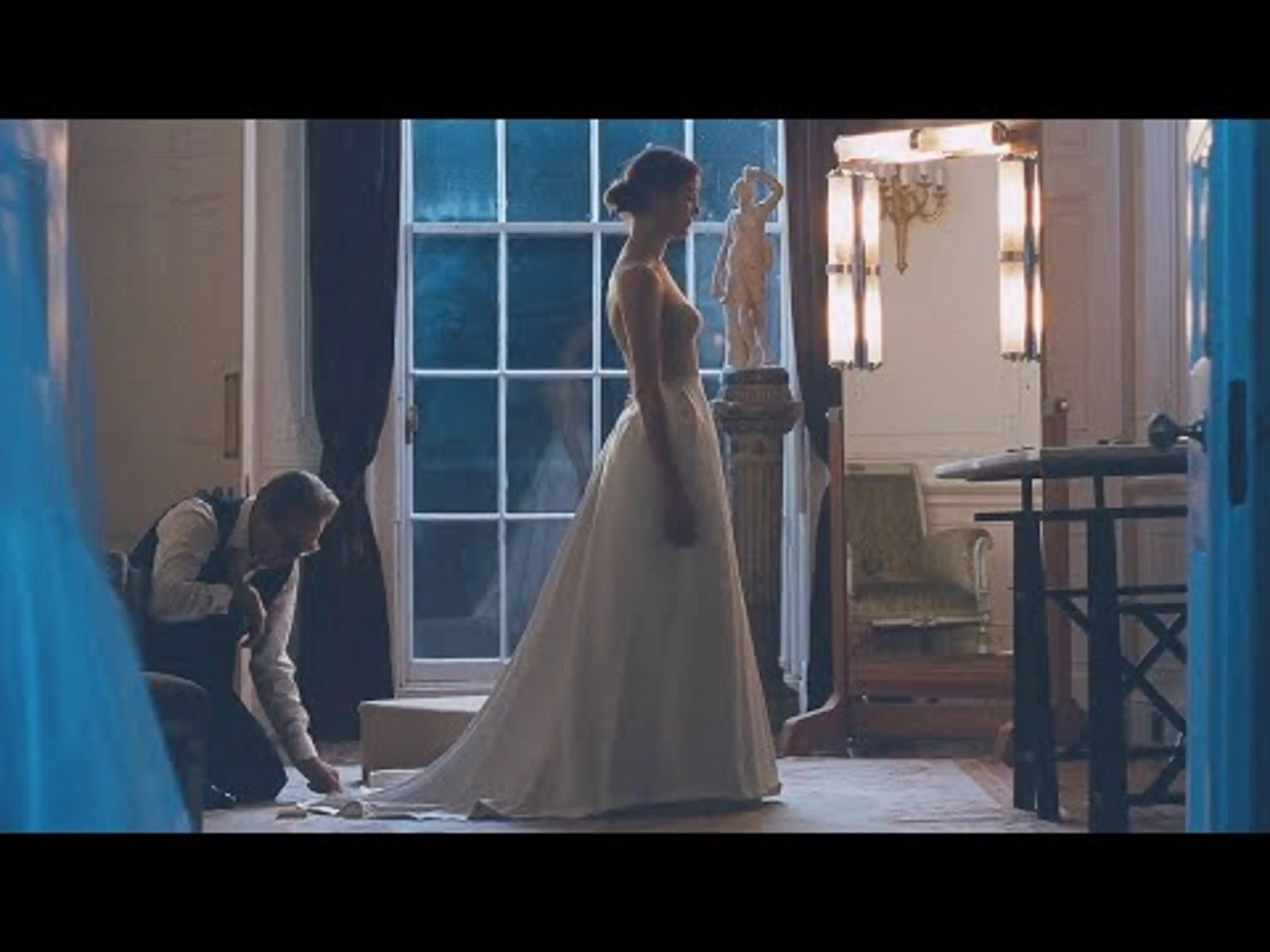 런던 최고의 천재 디자이너와 시골 마을 웨이트리스의 매혹적인 고딕 로맨스 [영화리뷰/결말포함]