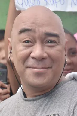 Wally Bayola