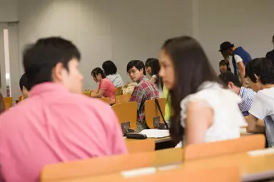 여성 화장실에서 붙잡힌 두 변태남...한 명은 50대 공무원 | 서울경제