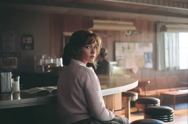 케일리 스패니, 인상적인 캣아이 메이크업 '프리실라' 변신 “진짜 같은 ...