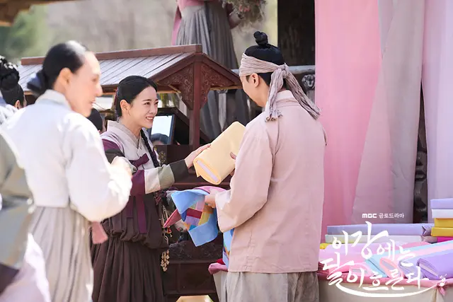 이강에는 달이 흐른다 1화 1회 보부상 박달이 정체, 죽은 세자빈 연월이었다!