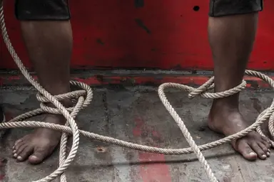 외면 못할 지구촌 참상 고발…'부력'이 왔다 - 노컷뉴스