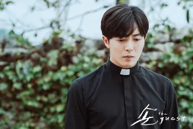 '손 the guest' 정은채, '영매'김동욱 X'사제'김재욱과의 특별한 공조