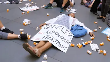 그리즐리, 영화 '낸 골딘, 모든 아름다움과 유혈사태'와 협업 성사 ...