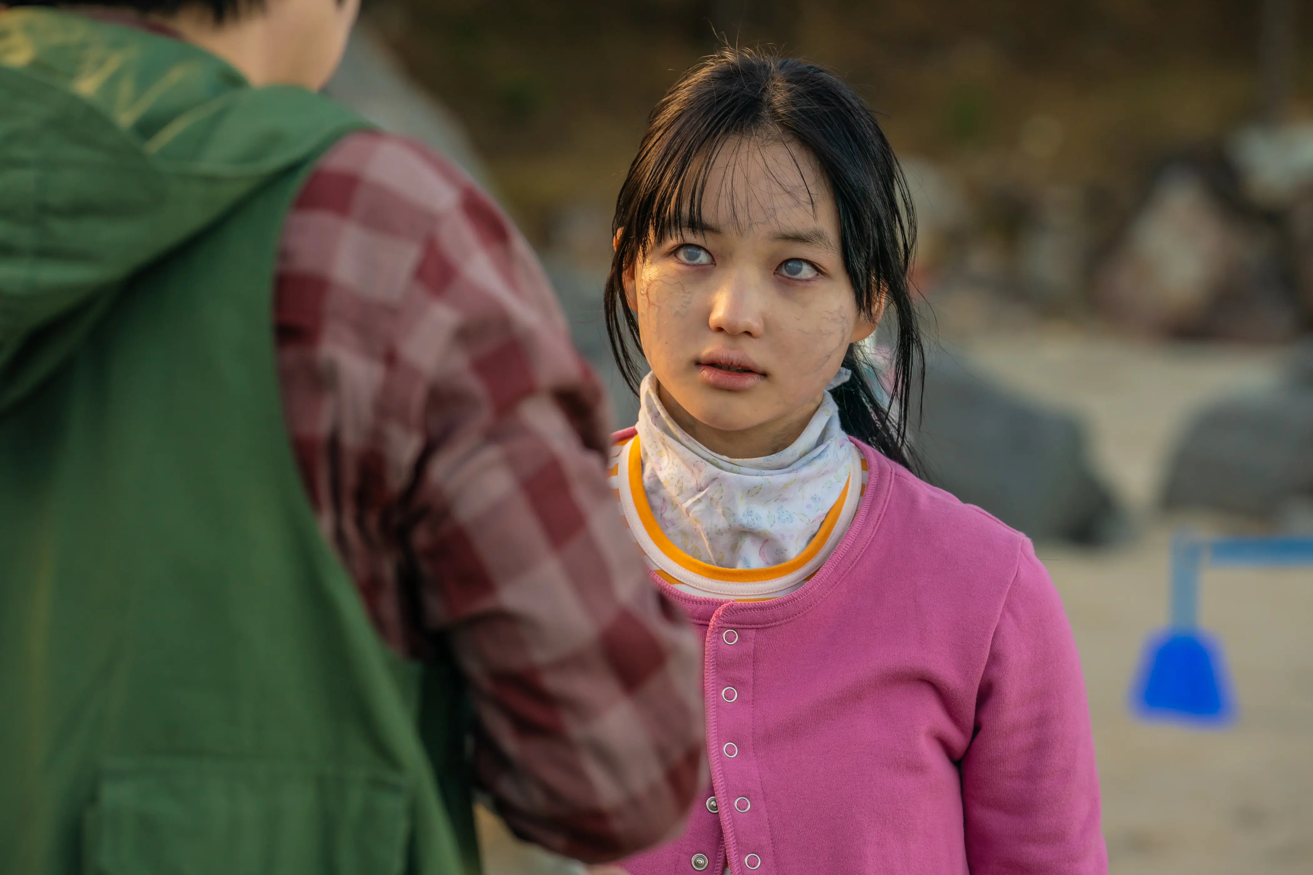 [영화 리뷰] 좀비딸 (2025년) 감상평과 후기, 영화 정보 / 좀비가 된 딸을 지키기 위해 사투를 벌이는 아빠와 가족들