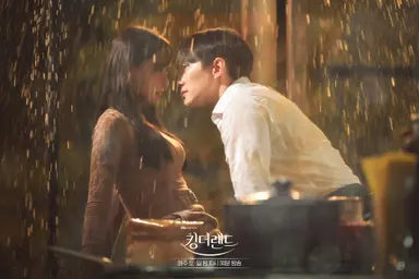 '킹더랜드'준호, 윤아에게 “허락해줘.널” 스프링쿨러 숨멎키스 - 헤럴드 ...