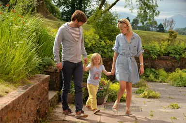 로자먼드 파이크, 특별 한국어 인사 "해피 홀리데이 강추! 꿀잼!"