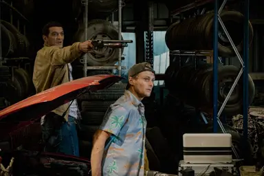 아직 극장 상영 중인데…단 하루 만에 '넷플릭스 1위' 갈아치운 200억 ...